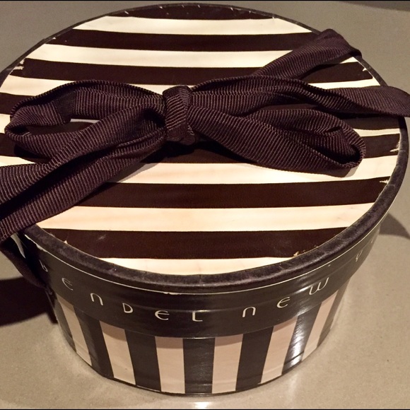 HENRI BENDEL - (2) HB HATBOXES + GIFT - Picture 5 of 8